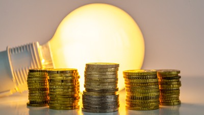 Energie electrică gratuită, pentru mii de români, de la o mare companie. Cum poți să te înscrii în program