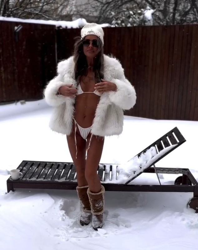 Imagini cu Diana Munteanu în costum de baie prin zăpadă. Cum s-a filmat vedeta: „Aștept vara”