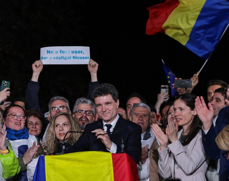 Singurul cuvânt pe care Mirabela Grădinaru i l-ar fi șoptit la ureche lui Nicușor Dan în timpul discursului prin care anunța că a câștigat alegerile