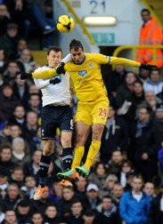Vlad Chiricheș (stânga) nu a reușit să se impună la Tottenham. (FOTO: EPA)
