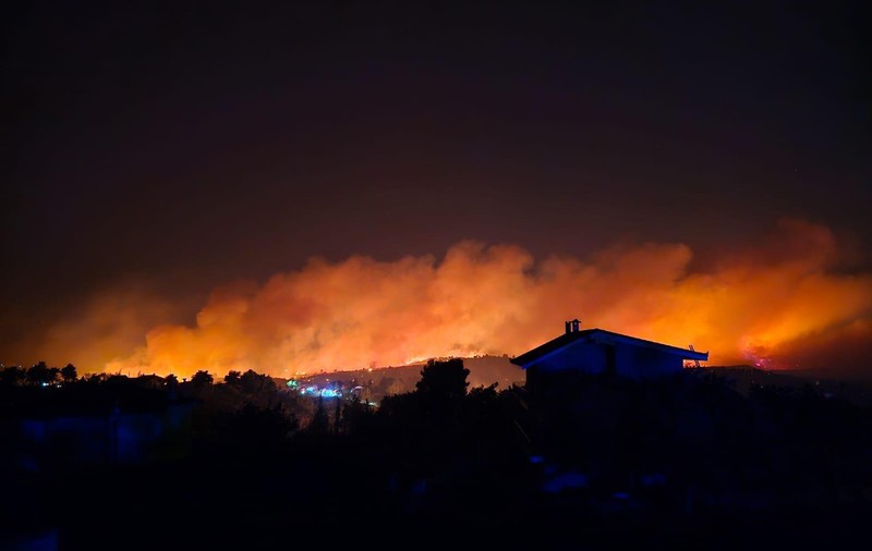 Mai multe localități de lângă Atena, amenințate de un incendiu violent, evacuate: „Continuă să se extindă foarte rapid”