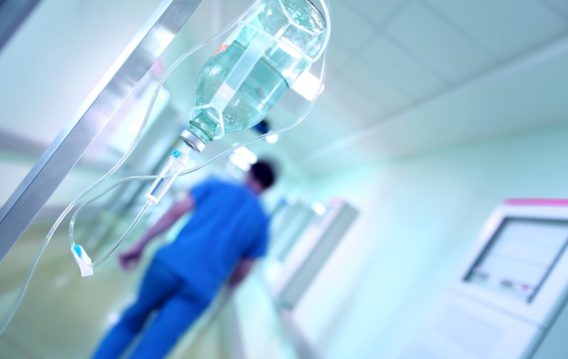 Un medic a lovit o pacientă, enervat că femeia nu se putea întinde de durere. Ce au motivat judecătorii care l-au iertat