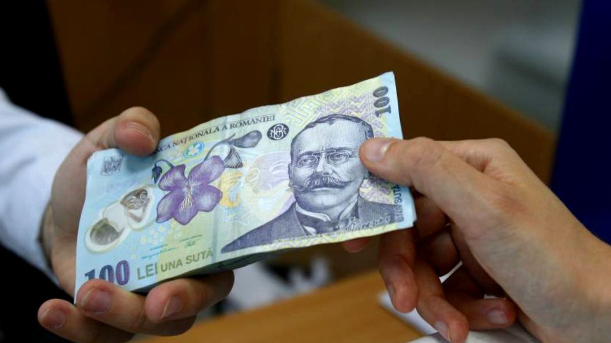 Salariul mediu net a fost de 2.704 lei în luna mai. Bancnotă de 100 de lei