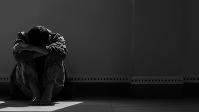 barbat-depresie-genunchii-la-piept-pe-podea