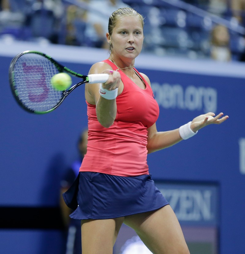 epa04915953 Shelby Rogers of the US hits a return to Simona Halep of Romania during their match on the sixth day of the 2015 US Open Tennis Championship at the USTA National Tennis Center in Flushing Meadows, New York, USA, 05 September 2015. The US Open runs through 13 September, which is a return to a 14-day schedule. EPA/RAY STUBBLEBINE