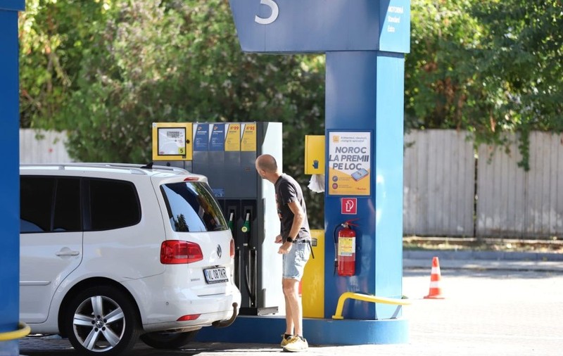 Un șofer se uită la prețurile afișate într-o stație Petrom din București, 24 septembrie 2026. Foto: Libertatea/ Dumitru Angelescu