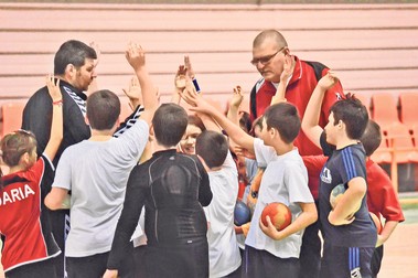 Petre Cozma și copii de la Dinamo AMC.
