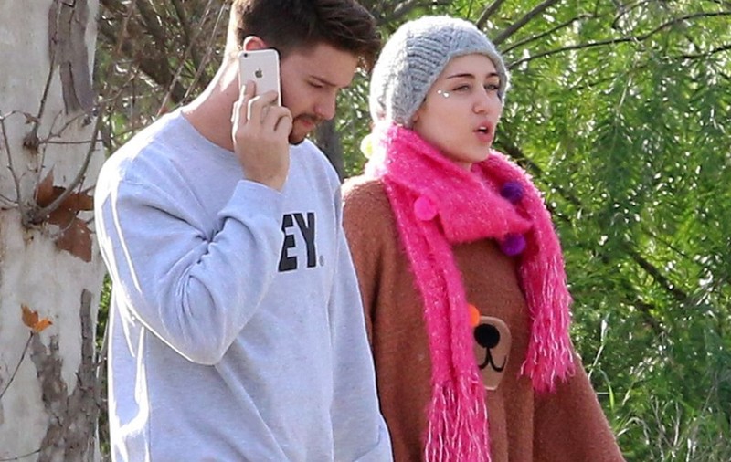 Fiul lui Arnold Schwarzenegger renunţă la 50 de milioane de dolari pentru Miley Cyrus?