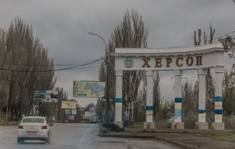 Ucraina organizează raiduri pe malul estic al râului Nipru, în Herson, spune un oficial local, în timp ce contraofensiva se prefigurează