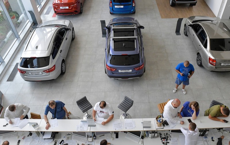 Principalul producător auto din Rusia, afectat de lipsa vopselelor. Rușii își mai pot cumpăra mașini Lada disponibile doar pe trei culori