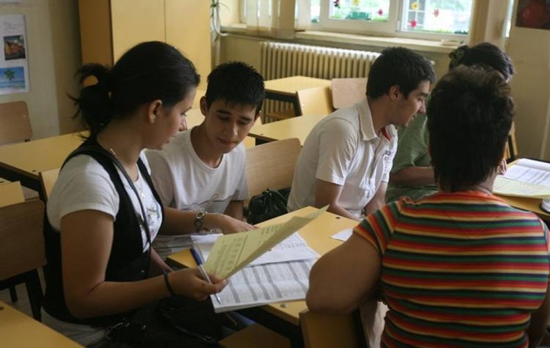 Zeci de elevi, dați afară de la ore pentru că erau îmbrăcați indecent