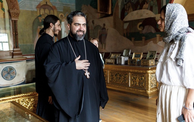 Preotul-regizor român Ciprian Mega a slujit într-una dintre bisericile Kremlinului, în urmă cu 6 zile: „Sunt om liber și nu-mi va impune nimeni ce să fac”