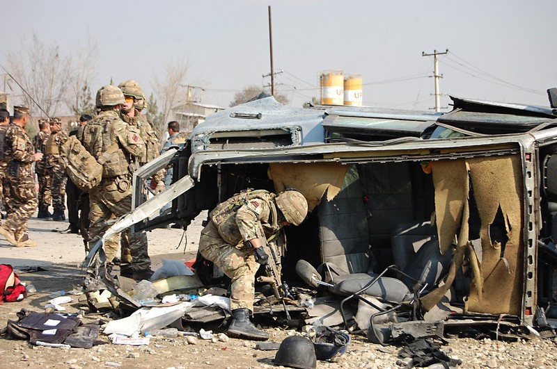 27 noiembrie 2014 - soldați NATO inspectează o mașină a ambasadei britanice luată la țintă pe drumul dintre Kabul și Jalalabad Foto: Profimedia