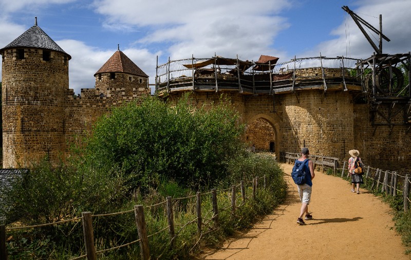 De 25 de ani, 60 de artizani construiesc un castel ca în 1.230 și încă nu au terminat, dar atrage peste 300.000 de vizitatori