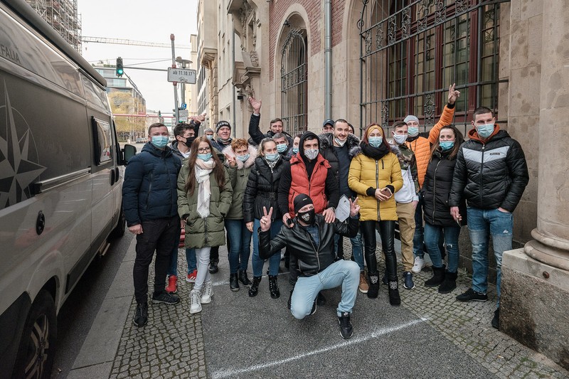 Grup de români se fotografiază în fața Ambasadei României la Berlin după ce au votat