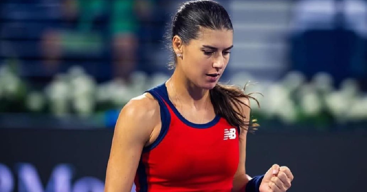 Sorana Cîrstea celebrând câștigarea unui meci pe terenul de tenis