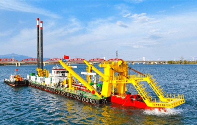 După locomotive pe baterii, chinezii au dat în folosință prima navă de dragare electrică din lume