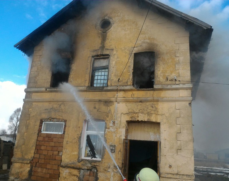 O mamă şi copilul ei au suferit arsuri grave într-un incendiu în judeţul Braşov. Femeia, care a încercat să-și salveze copilul din flăcări, a murit la spital/ FOTO
