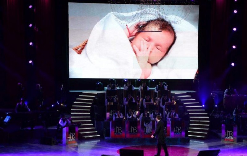 PRIMA IMAGINE cu FETIȚA LUI HORIA BRENCIU! Fanii artistului au făcut cunoștință cu MINA, la CONCERT! FOTO 