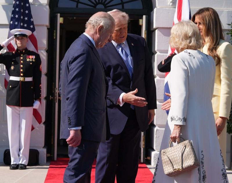 Regele Charles al III-lea și Regina Camilla au ajuns la Casa Albă, unde au fost întâmpinați de președintele Donald Trump și de Melania Trump