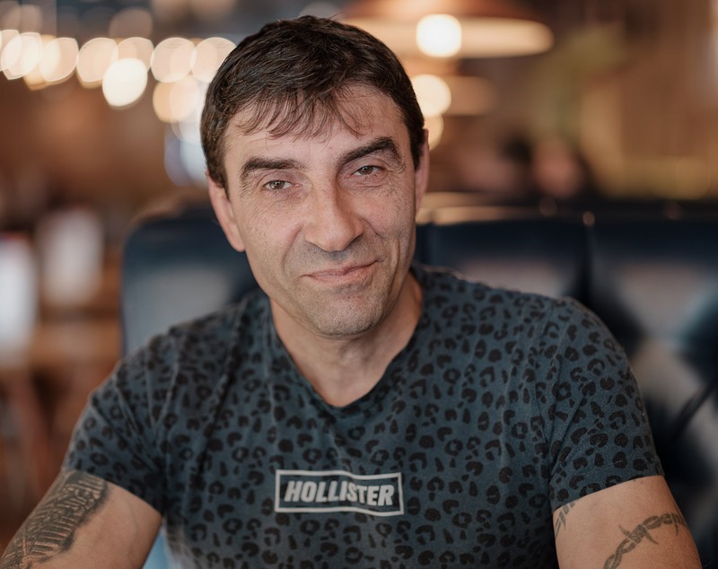 Viața și patimile unui român pe care l-a salvat plecarea în străinătate: „Dacă era să rămân în țară, ori eram la pușcărie, ori eram un bețiv profesionist, ori eram mort”