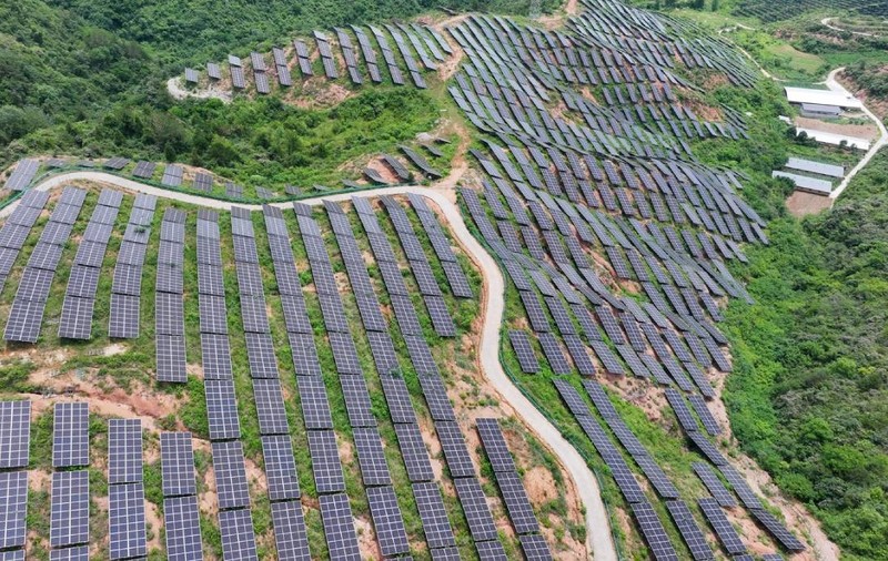China ridică un „zid solar” cu 196.320 de panouri și lung de 400 de kilometri, prin deșert: se vede din satelit și a intrat în Cartea Recordurilor