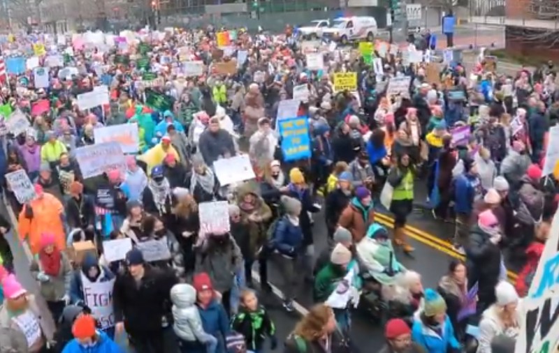 Mii de manifestanți au ieșit pe străzile din Washington scandând împotriva lui Trump | VIDEO