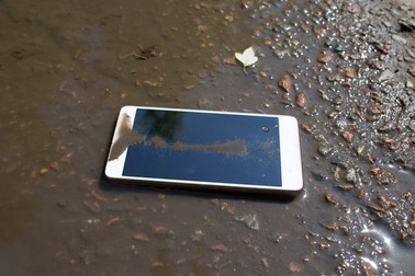 Asigurarea telefonului acoperă avarii fizice, precum ecran spart, spate crăpat, microfon înfundat, cameră defectă, etc.