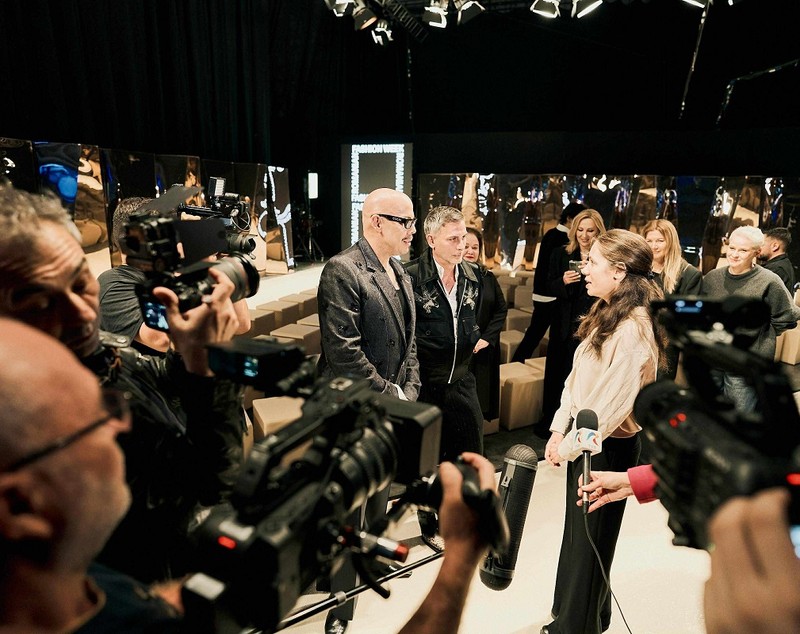 Mirabela Grădinaru, apariție elegantă la Romanian Fashion Week Bucharest 2025. Cât costă bluza purtată la eveniment de partenera lui Nicușor Dan