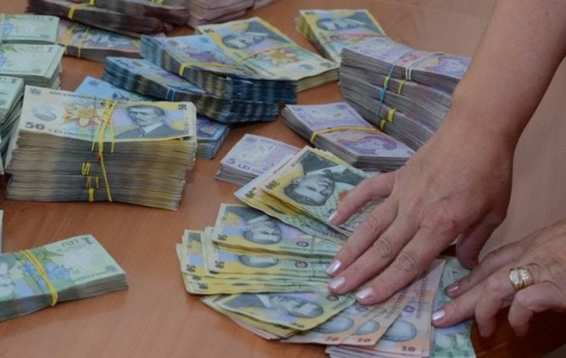 Casiera unei bănci din Prahova și-a însușit 300.000 de euro. A profitat de neatenția unei colege care nu a numărat banii