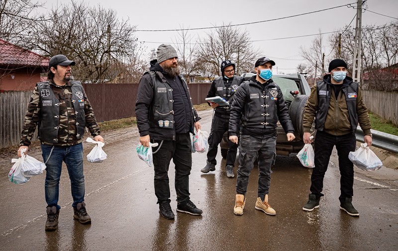 REPORTAJ. Un tur al omeniei prin satele unde motocicliştii bârlădeni împart daruri „bunicilor nimănui”