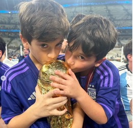 Thiago și Mateo, cu trofeul Cupei Mondiale