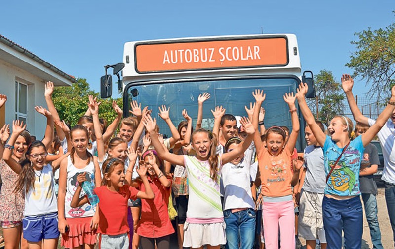 Uraaa! Avem autobuz să ajungem la şcoală! Copiii dintr-un sat din Vaslui au scăpat de mers 10 kilometri pe jos în fiecare zi