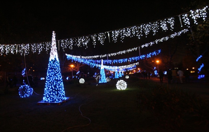 Uite ce de luminiţe sunt în parcul Crângaşi din Capitală