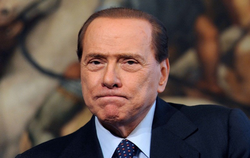 Prostituatele îi miroseau picioarele lui Berlusconi