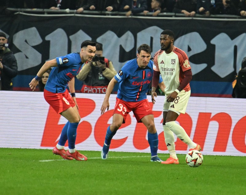 Cine transmite meciul Lyon - FCSB la TV în România. Partida din Europa League se vede pe două posturi