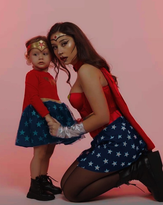 Nicole Cherry privește Halloween-ul altfel de când a devenit mamă. „Ne deghizăm în ce își dorește ea, de la mic la mare”