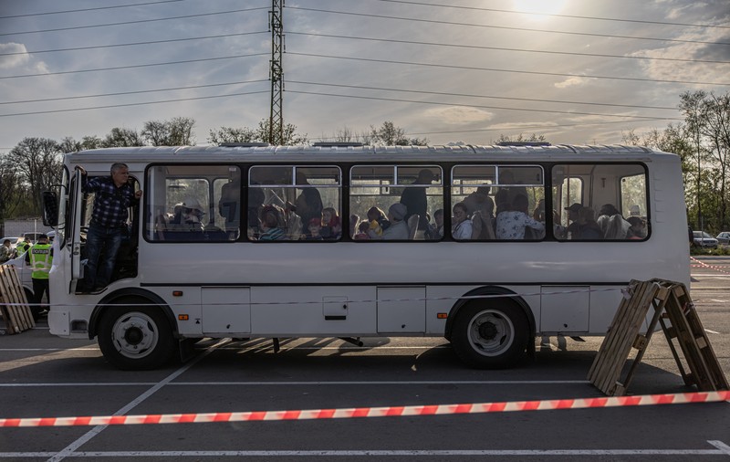 Zelenski anunță că 156 de civili au fost evacuaţi din uzina Azovstal și au ajuns la Zaporojie
