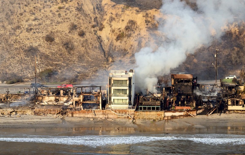 Singura casă rămasă în picioare după incendiul care a distrus mii de clădiri în Los Angeles