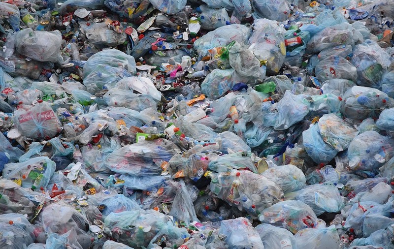 Kenya interzice pungile din plastic, prin lege. Ce riscă persoanele care o vor încălca