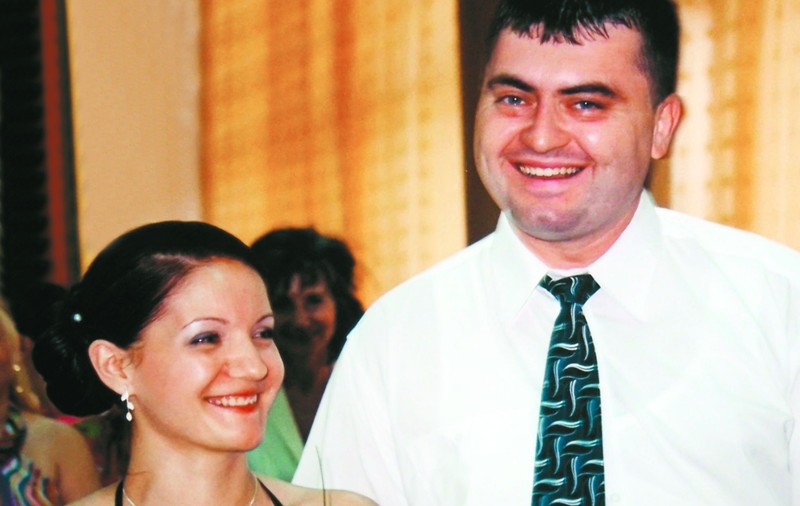 Ea e fata care a căzut în puţul liftului