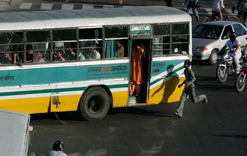 Pasagerul unui autobuz a fost arestat pentru că-i miroseau prea tare șosetele