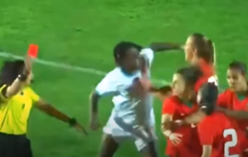 „Să fie suspendată pe viață”. O jucătoare congoleză și-a făcut KO adversara din Maroc, într-un meci amical | VIDEO