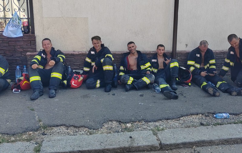 Imagine virală cu pompierii din Călăraşi, după o intervenţie de 9 ore: „O sticlă cu apă la timpul ei”