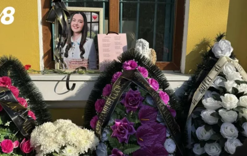 Andreea, fiica lui Igor Cuciuc, înmormântată astăzi. Sute de oameni au condus-o pe ultimul drum pe fata de 17 ani
