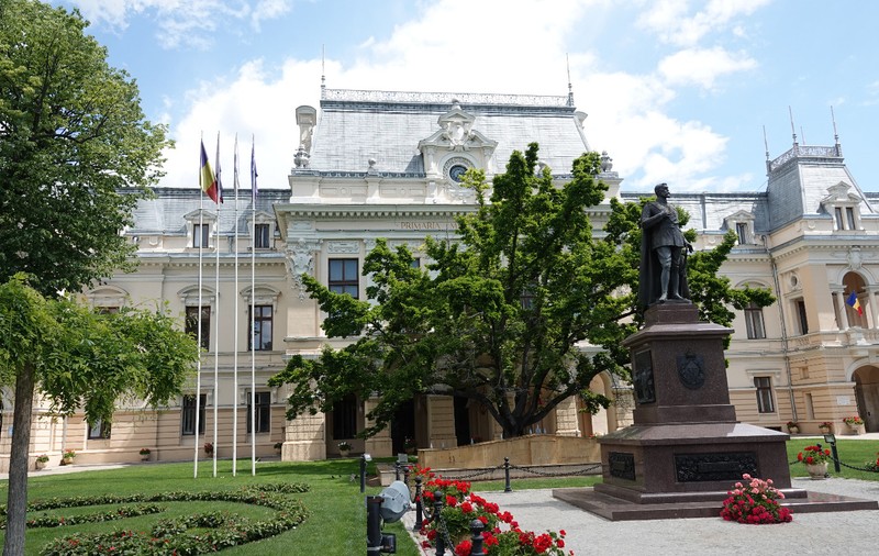 Salarii mărite ilegal la Primăria Iași: zeci de angajați, obligați să returneze banii