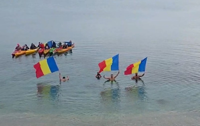 Ziua Națională sărbătorită la Constanța în apele reci ale Mării Negre cu steaguri și imn: „Am vrut ceva inedit”
