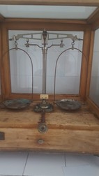 Balanța pe care se cântăresc mediile de cultură este ruginită
