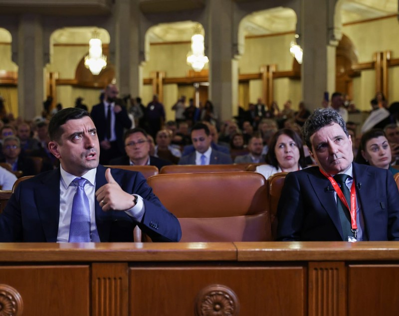 George Simion și Nicușor Dan s-au întâlnit prima dată după turul 1 al alegerilor prezidențiale și au stat unul lângă altul la Congresul BNS