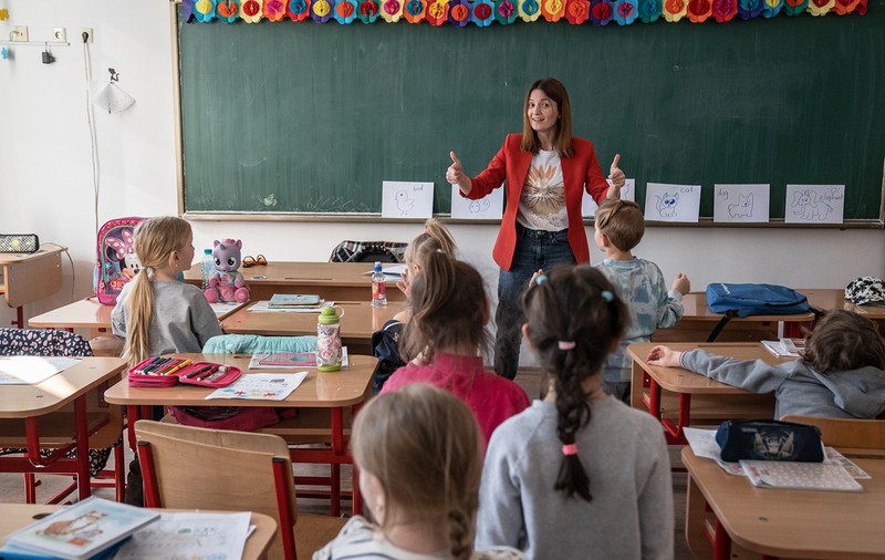 „Nimeni nu m-a învățat să predau în durere”. Cum arată o școală ucraineană în București, unde învață 200 de copii refugiați